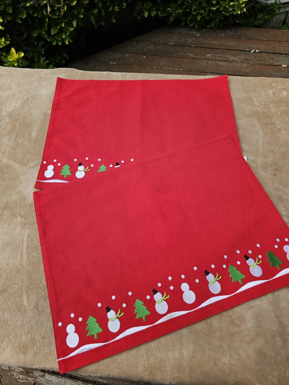 Crate & Barrel. 2 Placemats, 2 Dinner Napkins, 2 Towels. Snowman & Reindeer.